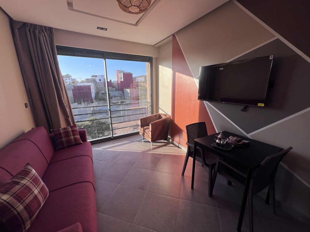 Appartement vue sur mer à Tamraght — le salon de l'appartement n°4 de la Résidence Ihtimam