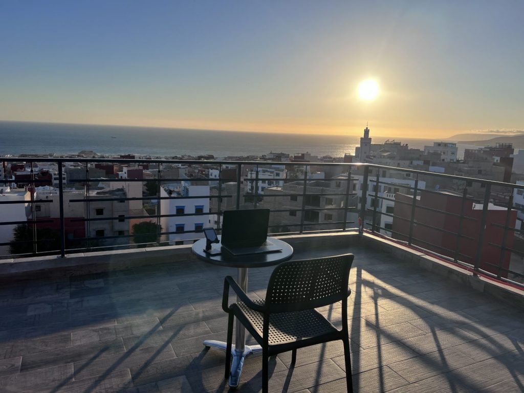 Appartement à louer à Tamraght — coucher de soleil depuis la terrasse de la Résidence Ihtimam